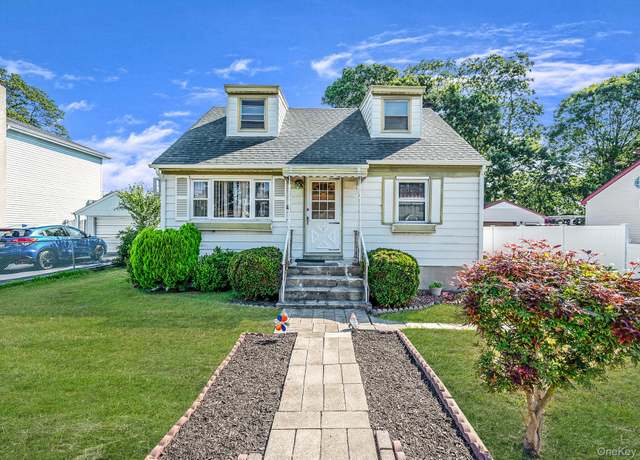Property at 220 S Clinton Ave, Lindenhurst, NY 11757, 4 beds, 1.5 baths