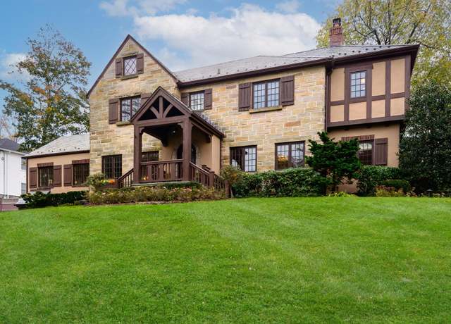 Property at 134 Circle Dr, Manhasset, NY 11030, 4 beds, 3.5 baths