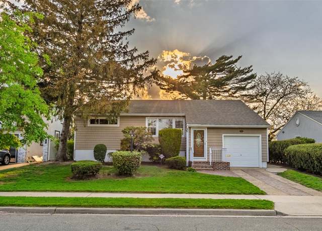 Property at 101 Forest Rd, Valley Stream, NY 11581, 3 beds, 1 bath