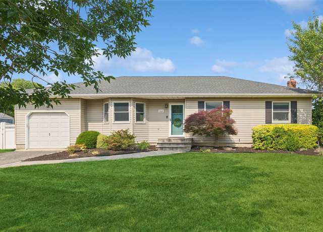 Property at 166 Williams Way S, Baiting Hollow, NY 11933, 3 beds, 3 baths
