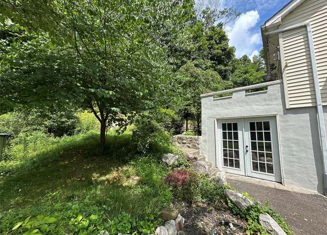 Property at 9 Hennig Ln, Pine Bush, NY 12566, 2 beds, 1.5 baths