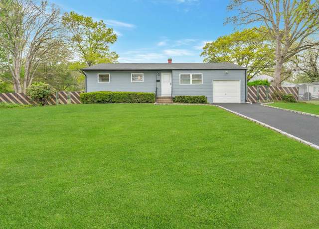 Property at 7 Glenn Ct, Brentwood, NY 11717, 3 beds, 1.5 baths