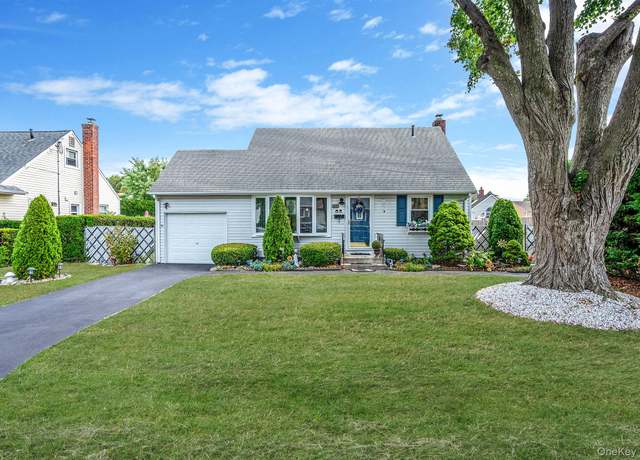 Property at 436 N Ontario Ave, Lindenhurst, NY 11757, 4 beds, 1 bath