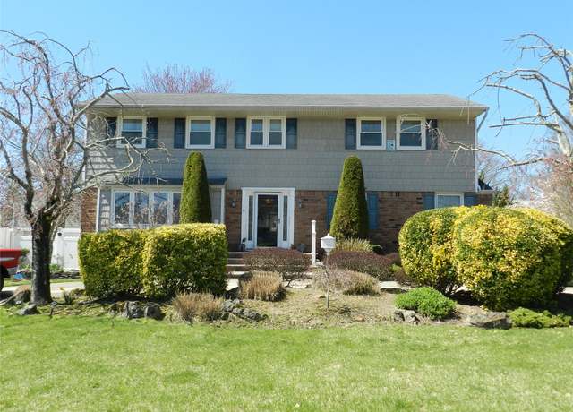 Property at 8 Compass Ct, West Islip, NY 11795, 4 beds, 2.5 baths