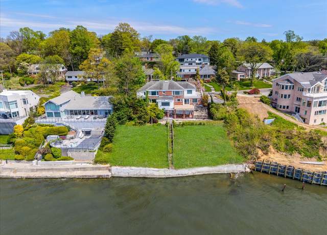 Property at 22 Shorecliff Pl, Great Neck, NY 11023, 4 beds, 4.5 baths