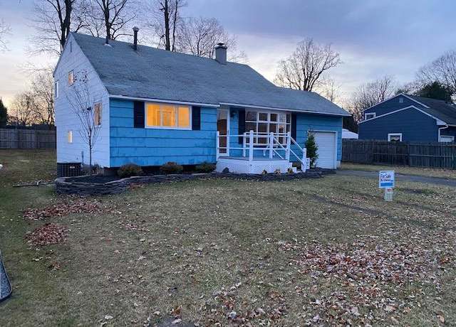 Property at 5 Appletree Dr, Saugerties, NY 12477, 3 beds, 1.5 baths