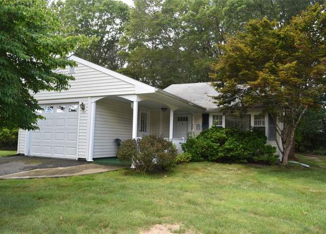 Property at 193 Berkshire Dr, Ridge, NY 11961, 2 beds, 1 bath