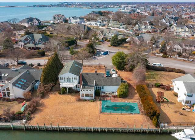 Property at 171 Wagstaff Ln, West Islip, NY 11795, 5 beds, 3 baths