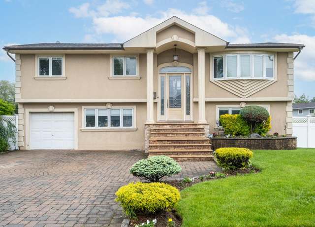 Property at 27 Suzanne Ln, Bethpage, NY 11714, 3 beds, 2 baths