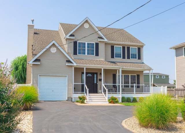 Property at 106 Surf Rd, Lindenhurst, NY 11757, 4 beds, 2.5 baths