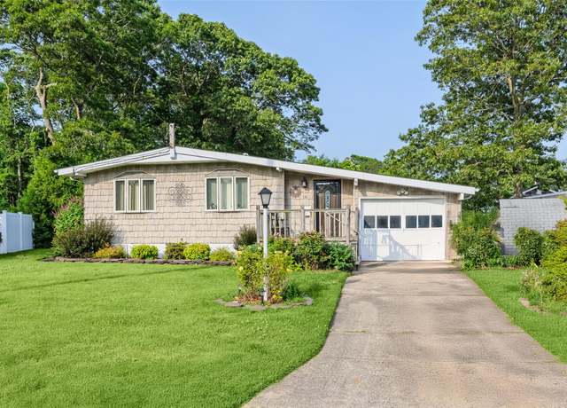 Property at 10 Jan Ct, Ronkonkoma, NY 11779, 3 beds, 1 bath