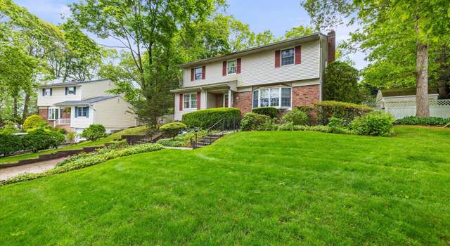 Photo of 9 Gull Dr, Hauppauge, NY 11788