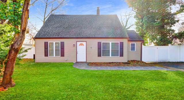 Photo of 4 Janice Ln, Central Islip, NY 11722