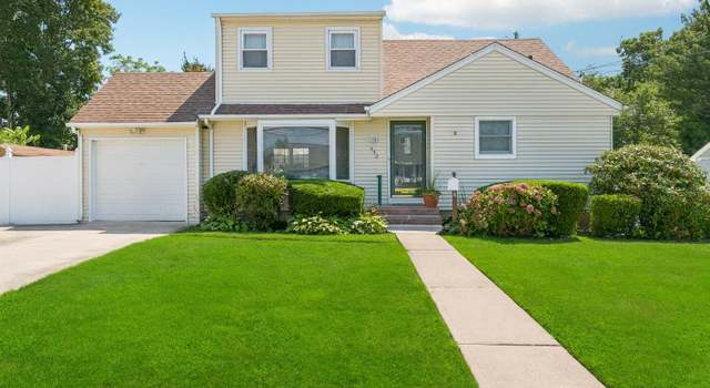 Property at 452 15th St, West Babylon, NY 11704, 3 beds, 2 baths
