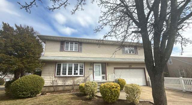 Photo of 990 N 6th St, New Hyde Park, NY 11040