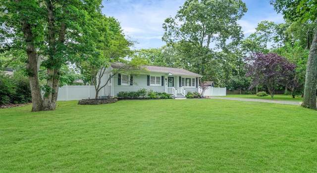 Photo of 40 Cove St, Riverhead, NY 11901