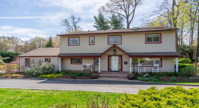 Photo of 10 Redwood Dr, East Hills, NY 11576