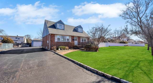 Photo of 710 South Broadway, Lindenhurst, NY 11757