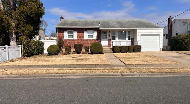 Photo of 185 N Hawthorne St, Massapequa, NY 11758