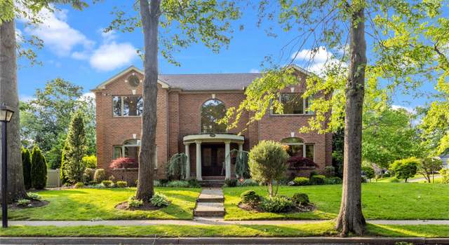 Photo of 33 Snapdragon Ln, Roslyn Heights, NY 11577