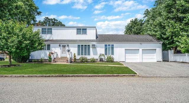 Photo of 318 2nd Ave, Lindenhurst, NY 11757