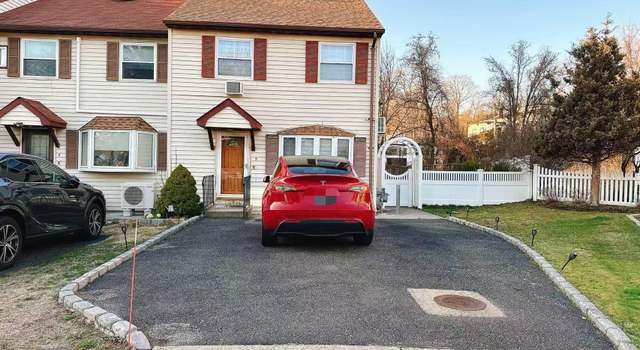 Photo of 5 Orchard Ct, Roslyn Heights, NY 11577
