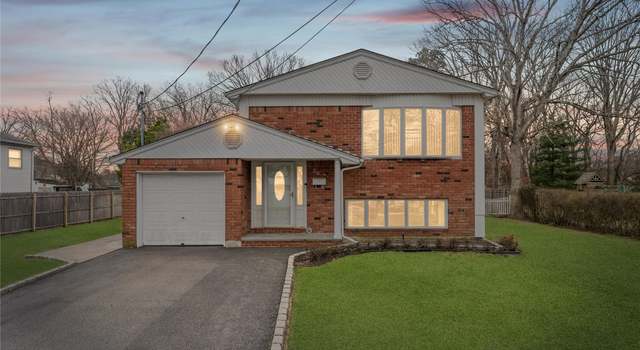 Photo of 36 E Belmont St, Bay Shore, NY 11706