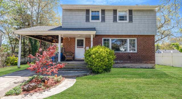 Photo of 7 Hedge Ln, Centereach, NY 11720