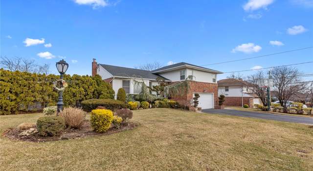 Photo of 6 Regent Ln, Manhasset Hills, NY 11040