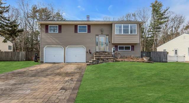 Photo of 18 Cinque Ln, Bayport, NY 11705