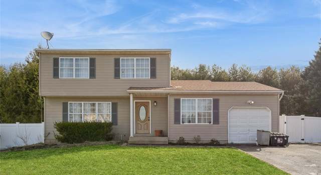 Photo of 33 Sundown Dr, Bellport, NY 11713