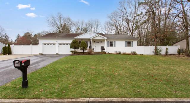 Photo of 17 Pine Cone Ln, Islandia, NY 11749