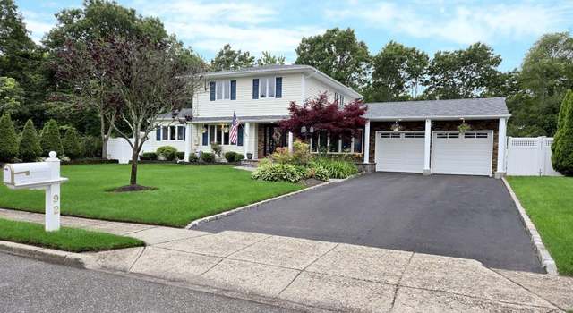 Photo of 92 Chatham Dr, Oakdale, NY 11769