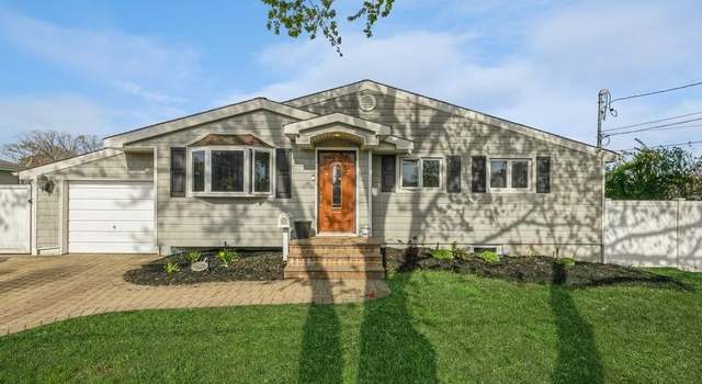 Photo of 297 W 9th St, Deer Park, NY 11729