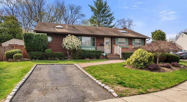Photo of 9 Lindquist Ln, Deer Park, NY 11729