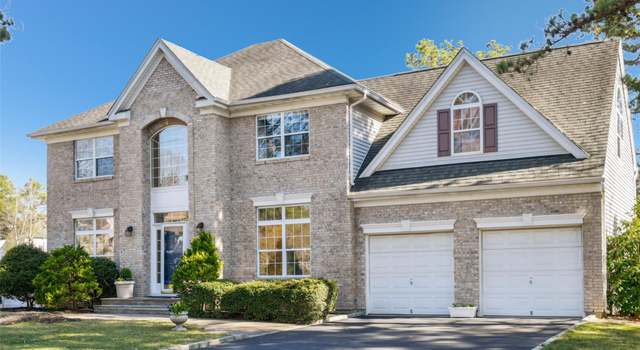 Photo of 10 Pineland Ct, Dix Hills, NY 11746