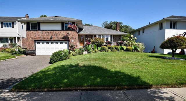 Photo of 11 Southview Ct, Carle Place, NY 11514