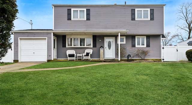 Photo of 300 W 21st St, Deer Park, NY 11729