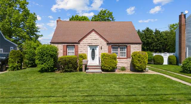 Photo of 383 Chestnut Ave, East Meadow, NY 11554