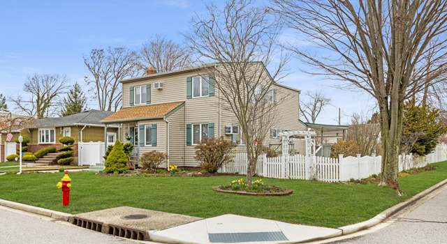 Photo of 179 N Suffolk Ave, Massapequa, NY 11758
