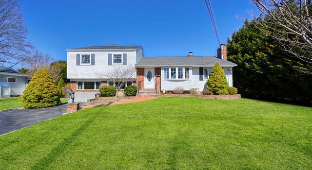 Photo of 9 Tennyson Pl, Greenlawn, NY 11740