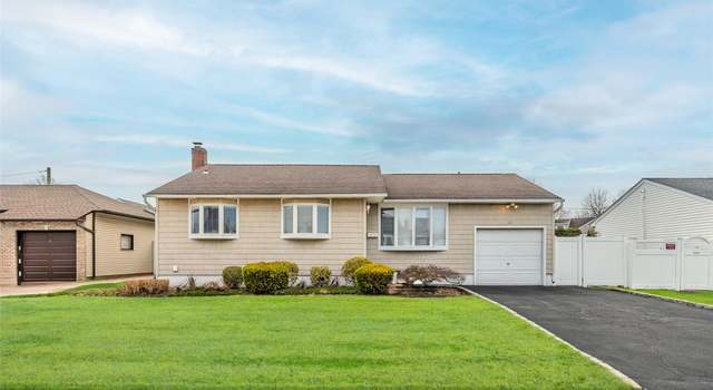 Photo of 21 William Rd, Massapequa, NY 11758