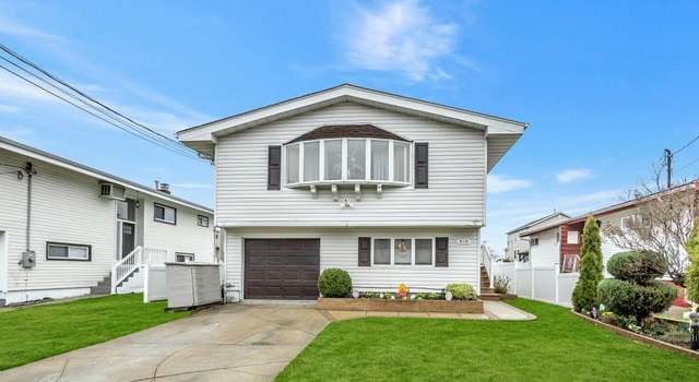 Photo of 818 S Ocean Ave, Freeport, NY 11520