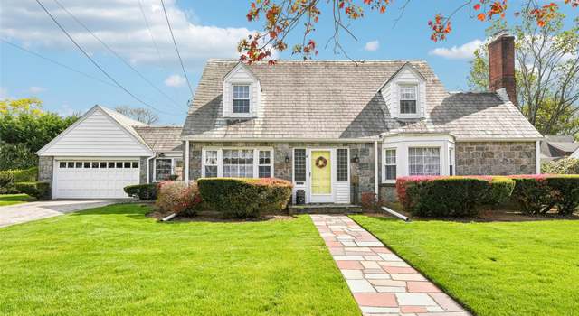 Photo of 42 Ogden Ave, East Williston, NY 11596