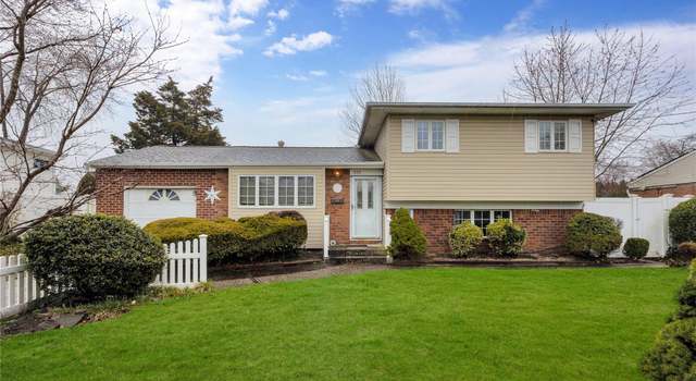 Photo of 325 W 23rd St, Deer Park, NY 11729