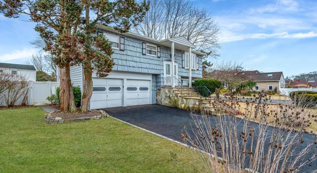 Photo of 101 Spray St, East Massapequa, NY 11758