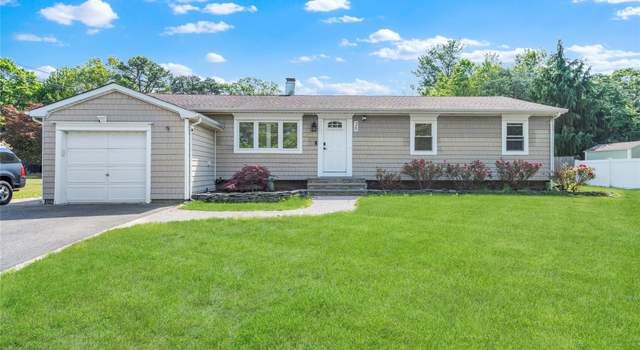 Photo of 38 Kenwood Dr, Bohemia, NY 11716