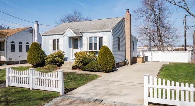 Photo of 1 Glenda Dr, West Babylon, NY 11704
