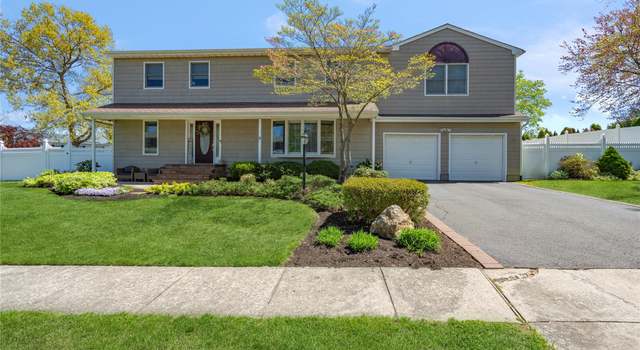 Photo of 5 Beaumont Ln, Lake Grove, NY 11755