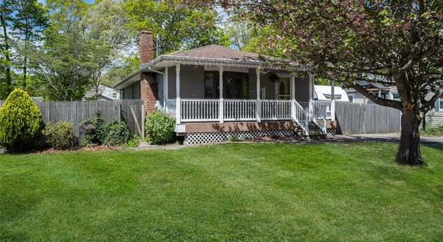 Photo of 32 Robinwood St, Mastic, NY 11950